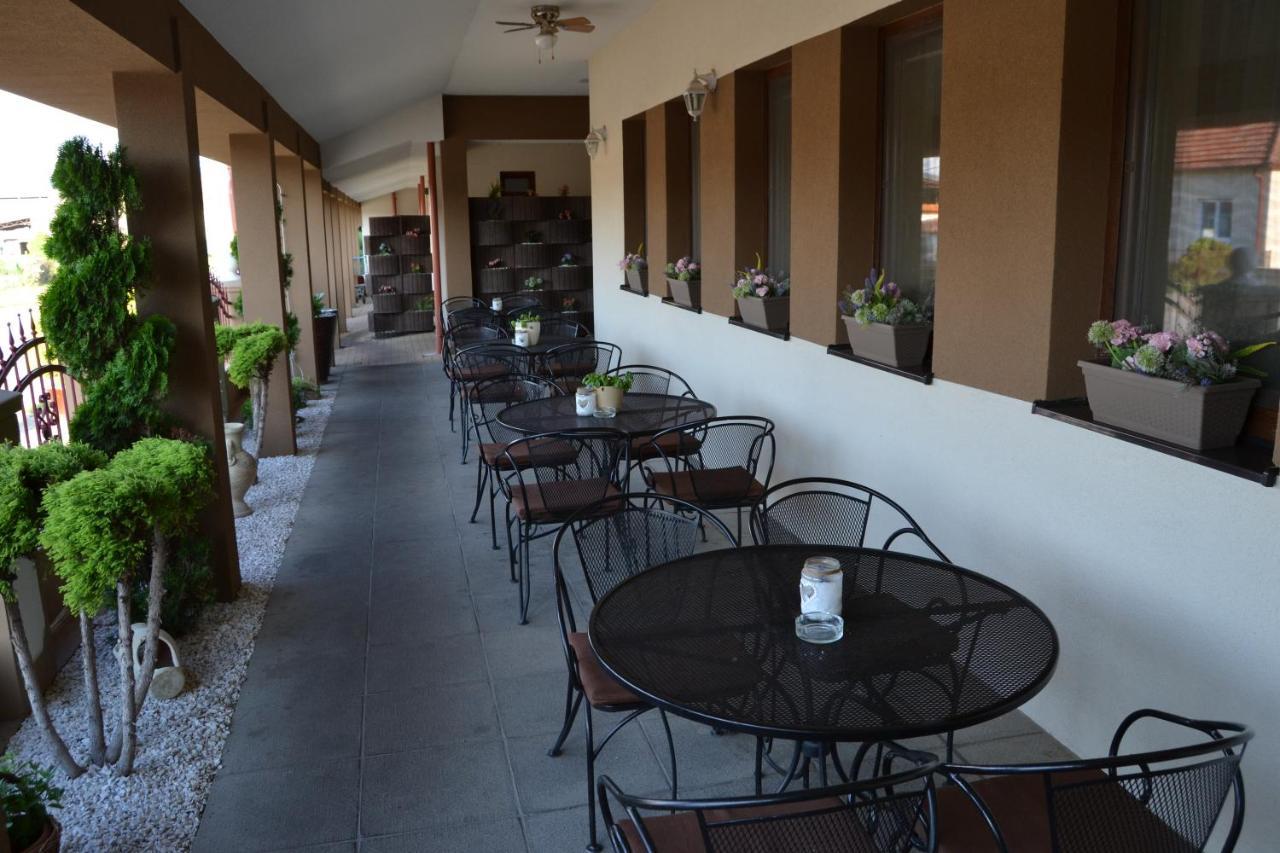 Restauracia-Penzion Altana Nyitraludány Kültér fotó